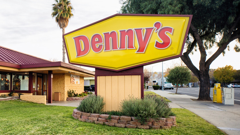 Denny's diner sign