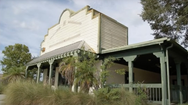 Vacant Lone Star Steakhouse with overgrown brush