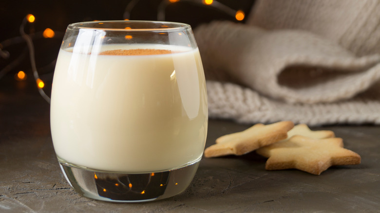 Eggnog and star-shaped cookies