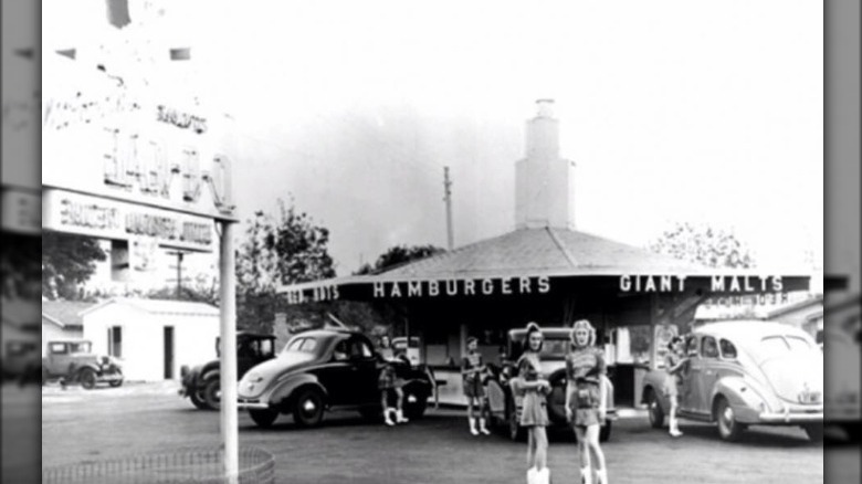 An octagonal building lined with carhops