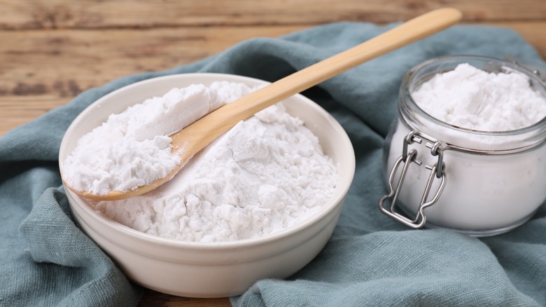 bowl and jar of cornstarch