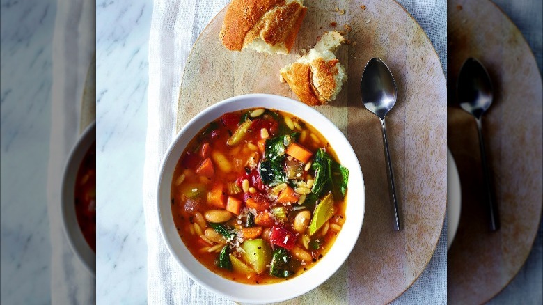 Minestrone soup with pieces of bread