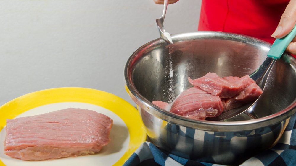 Sprinkling meat with baking soda