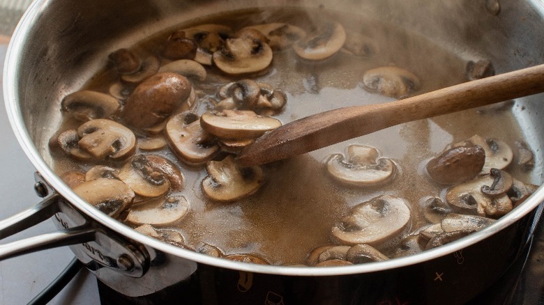 Cooking mushrooms in pan