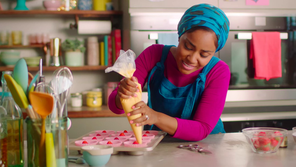 Nadiya Hussain frosting cupcakes