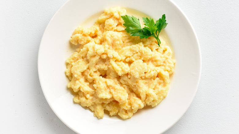 Scrambled eggs on a plate