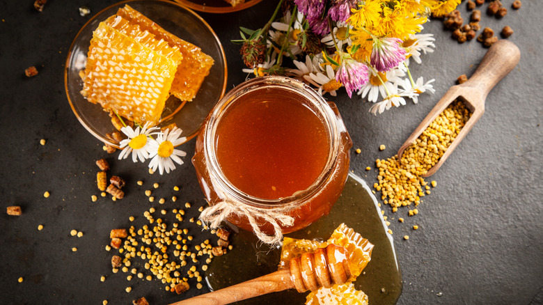 honey jar with bee pollen and flowers