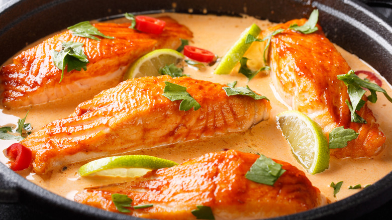 Salmon fillets in coconut curry 