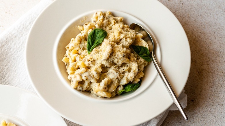 macaroni and cheese with basil