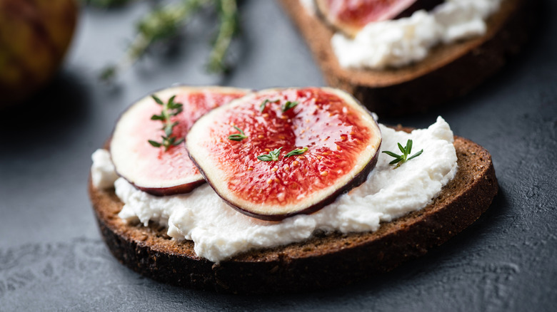 crostini with figs and cheese