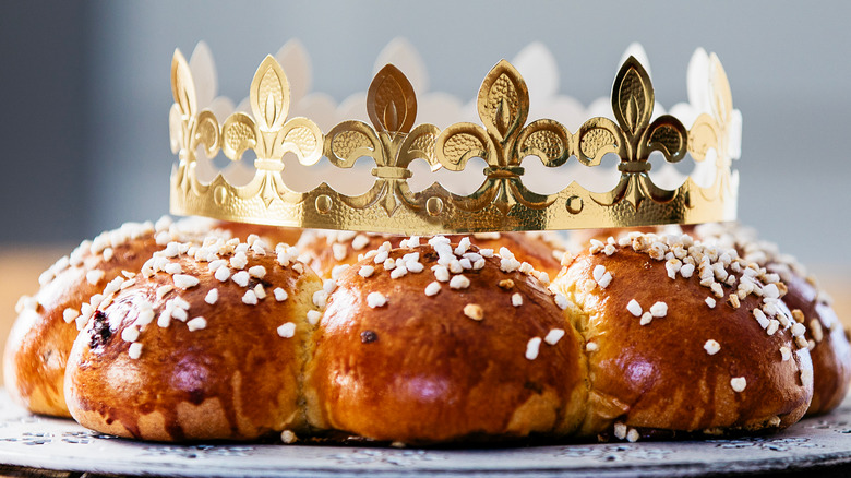 crown on galette de rois