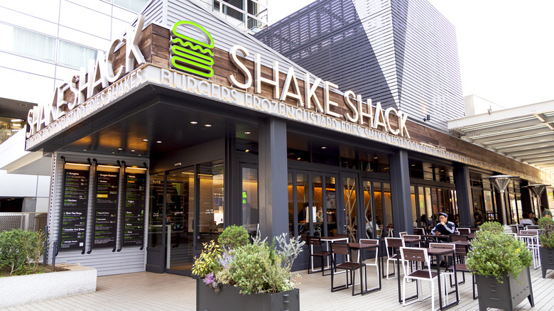 exterior of shake shack restaurant