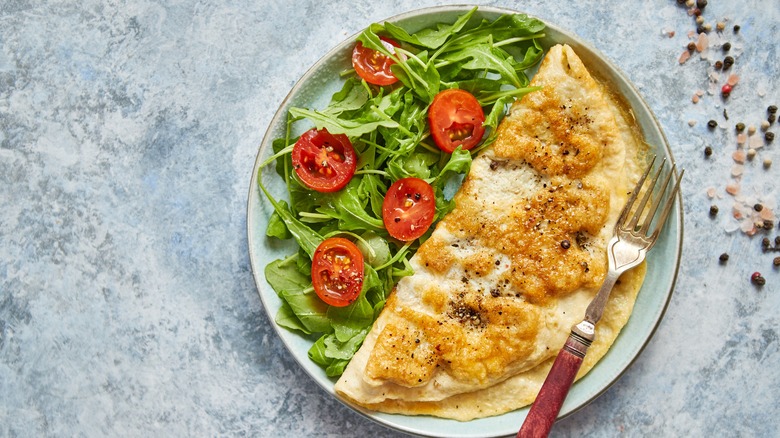 Omelette with arugula tomato salad