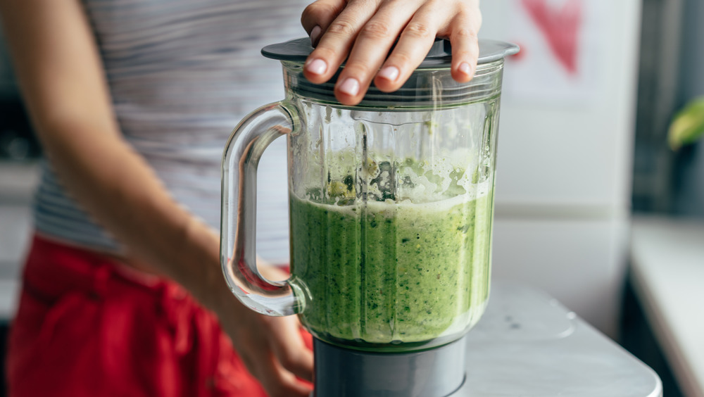 making green smoothie in blender