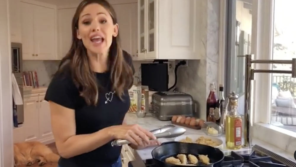 Jennifer Garner pretend cooking show cast iron skillet fish sticks