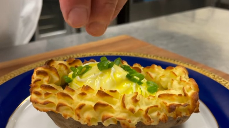 Darren McGrady sprinkling chives on eggs Suzette