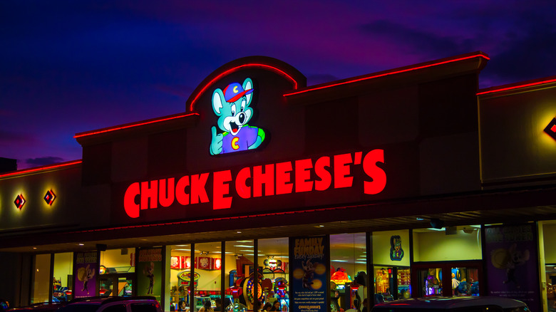 A Chuck E. Cheese at night