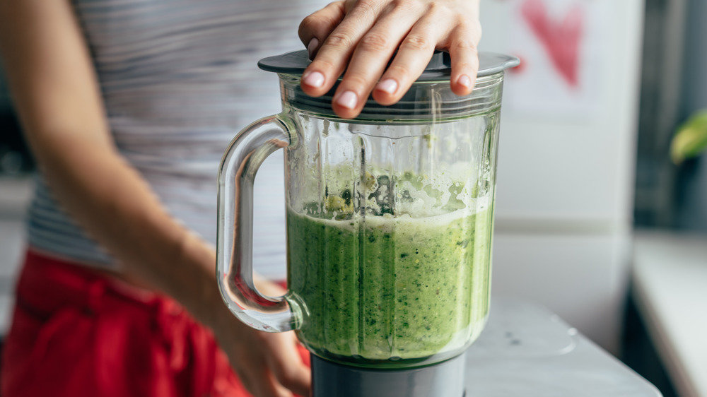 Green juice in a blender