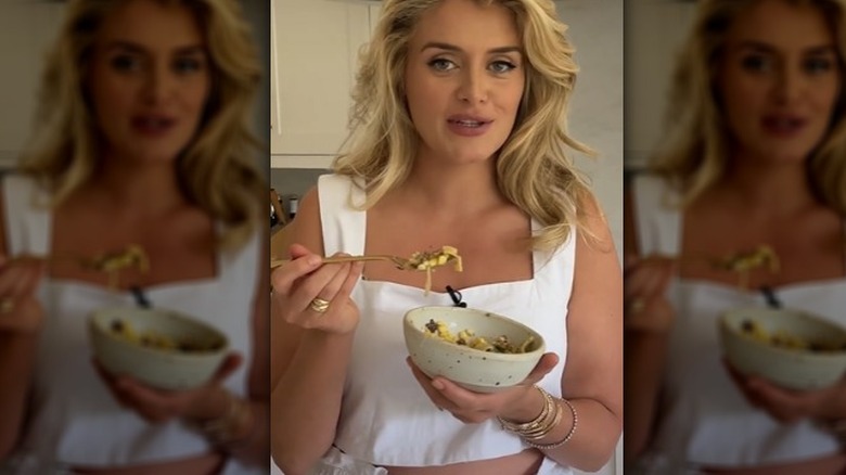 daphne oz eats mushroom pasta