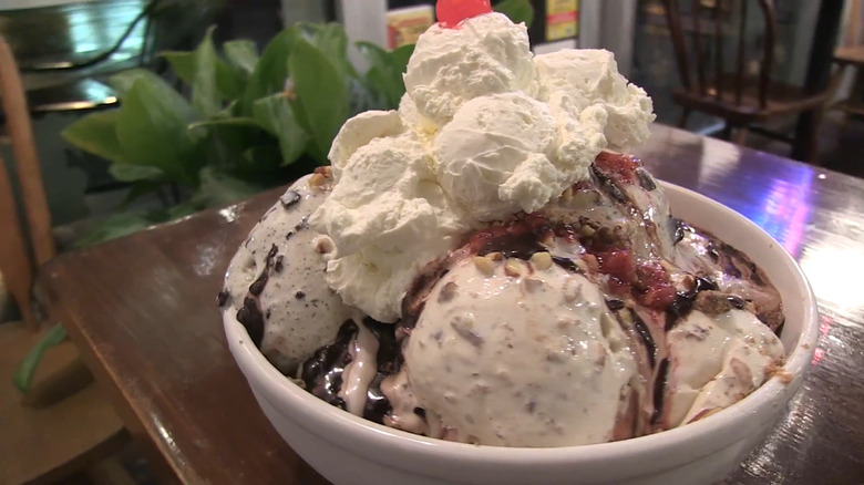 bowl with fifteen ice cream scoops