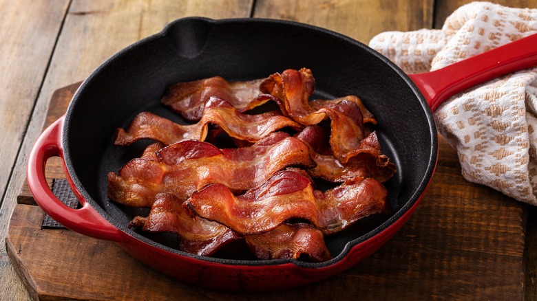 cooked bacon in frying pan