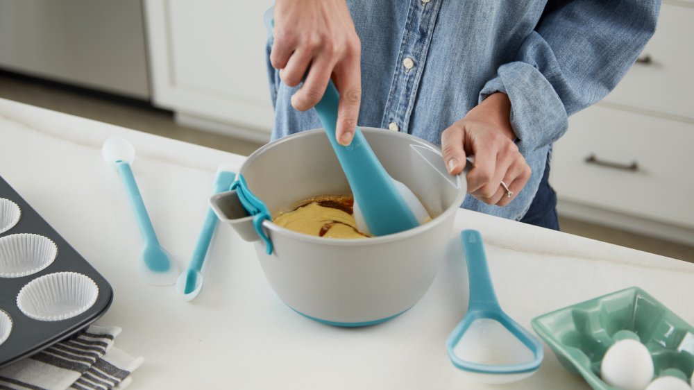 Measuring cups and spoons