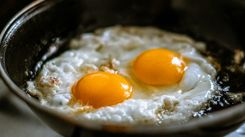 Cooking a fried egg