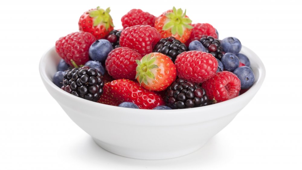 berries in bowl 