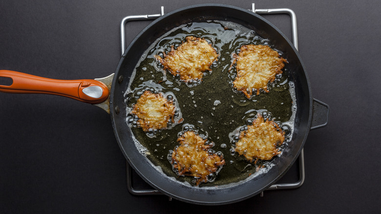 Frying latkes