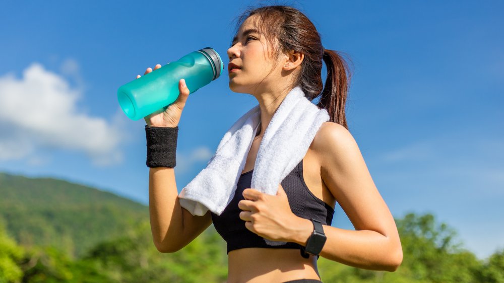 athletic-woman-drinking-water