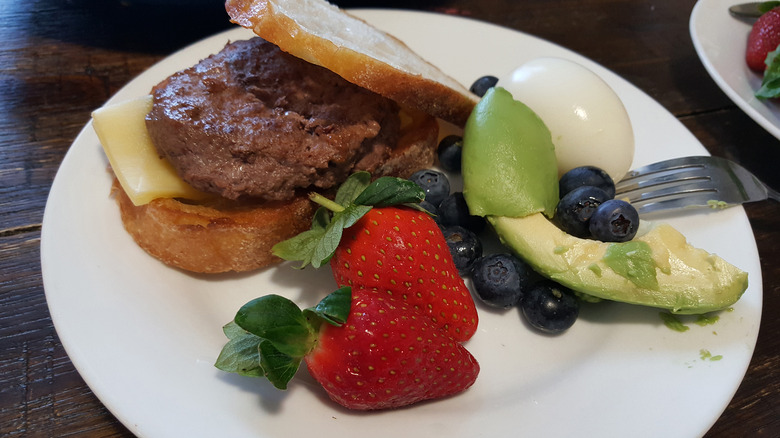 Kangaroo sandwich with mixed fruti