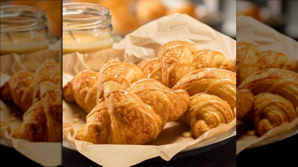 Cheddar's Scratch Kitchen's free croissants