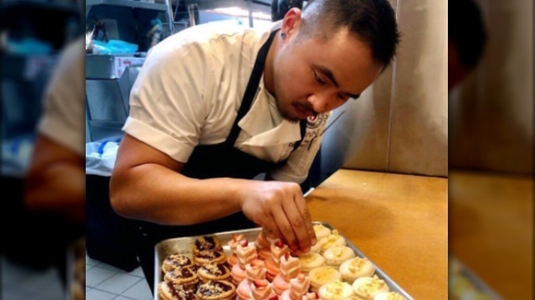 Dennis Van decorating cookies