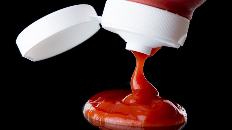 https://www.mashed.com/img/gallery/the-truth-about-how-long-condiments-really-last-in-your-fridge/the-great-ketchup-debate-1541786330.jpg