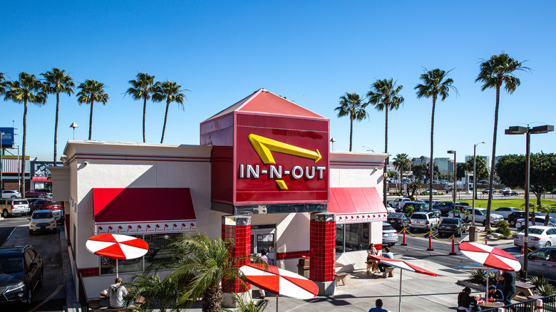 in-n-out restaurant store front 