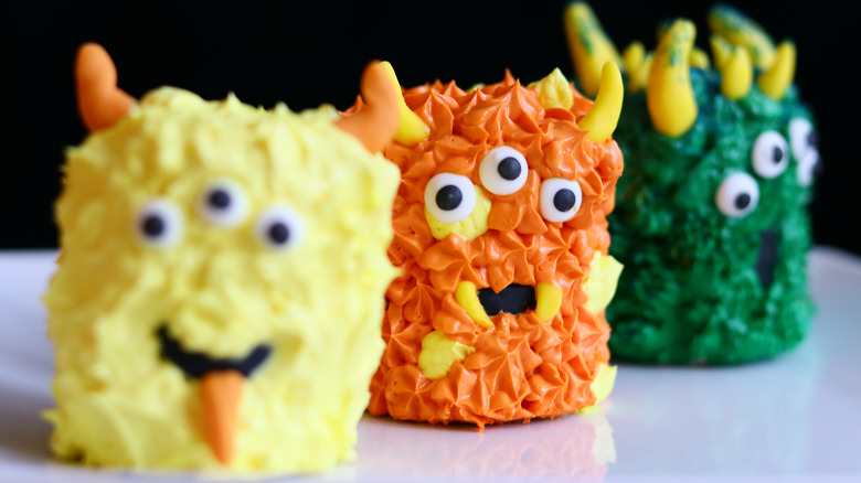 Monster cakes with googly eyes