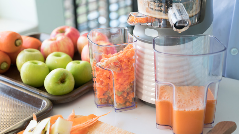 juicing machine carrots and apples