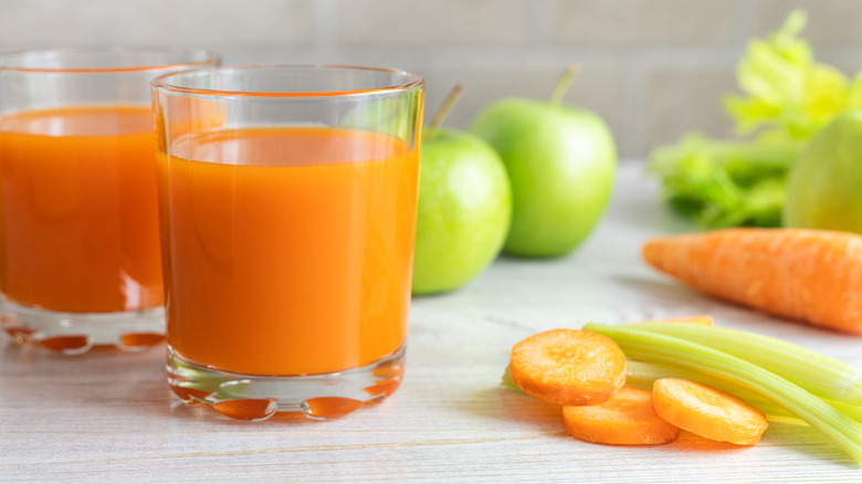 carrot and apple juice 