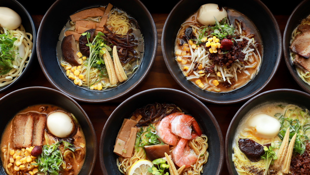 Rows of bowls of ramen