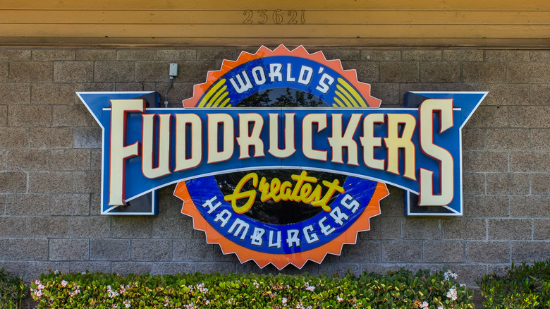 Fuddruckers restaurant sign