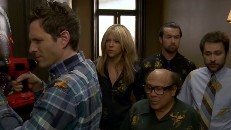 Always Sunny cast in hallway