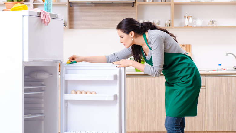 Cleaning fridge