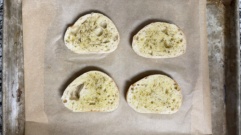 Sliced bread with oil and seasonings