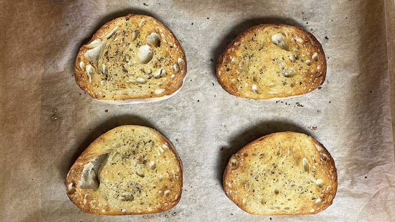 Toasted bread with seasonings