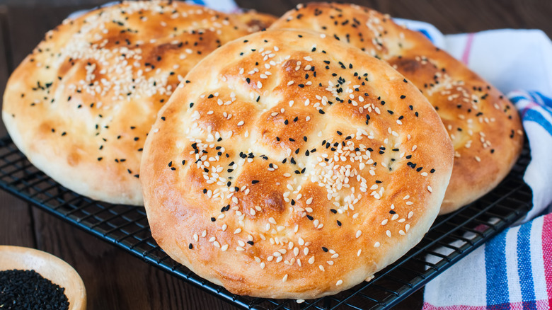 bread with nigella seeds