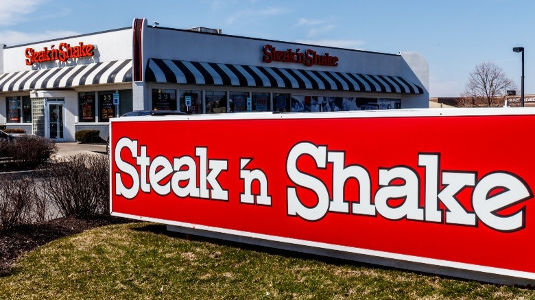 steak 'n shake exterior and sign