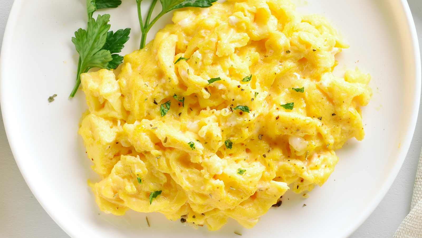 https://www.mashed.com/img/gallery/the-unexpected-ingredient-alton-brown-puts-in-his-scrambled-eggs/l-intro-1652223250.jpg