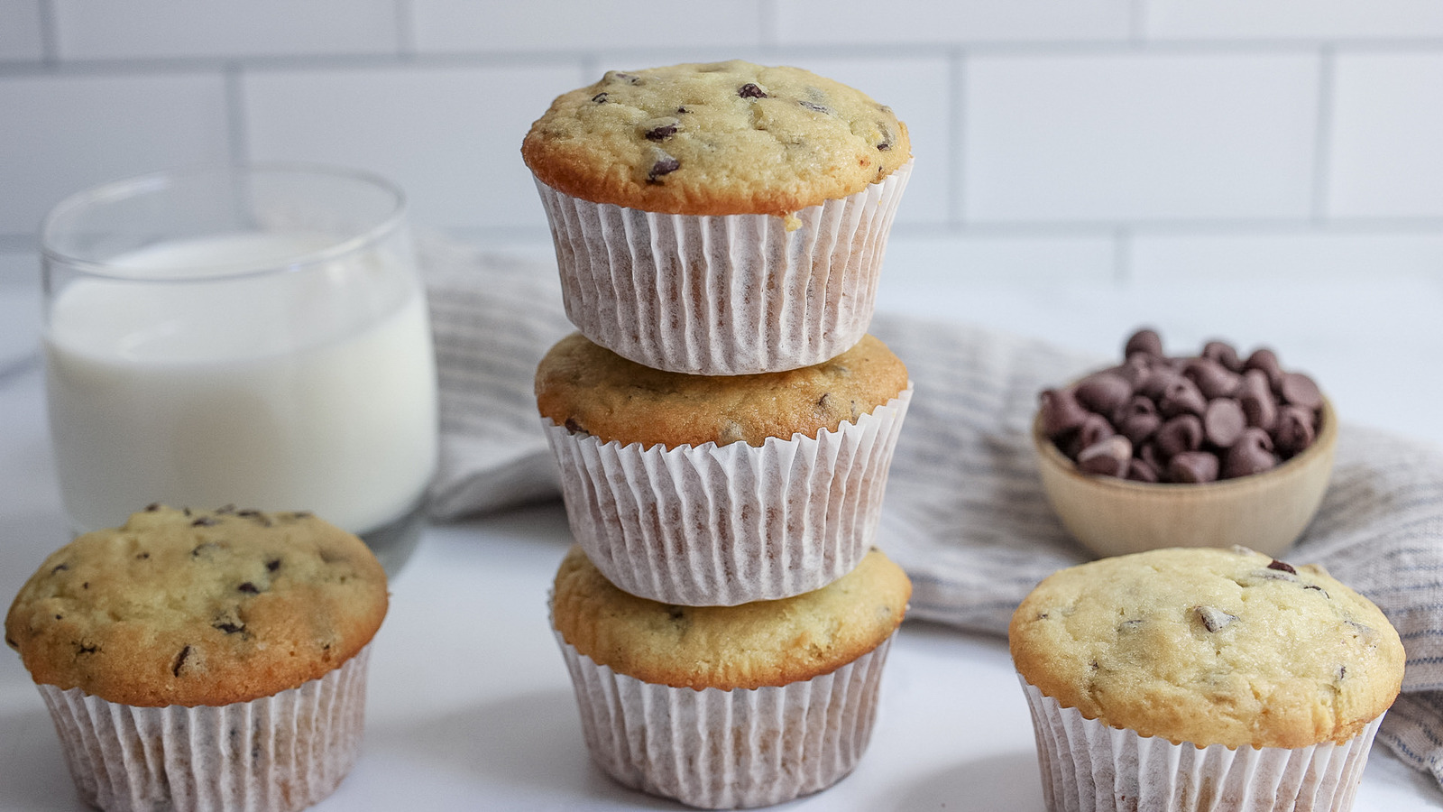 How to Tweak a Muffin Recipe to Make Extra Large Muffins - Delishably