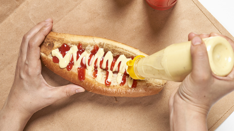 adding mayo to hot dog