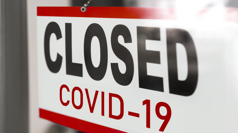 Closed COVID 19 sign